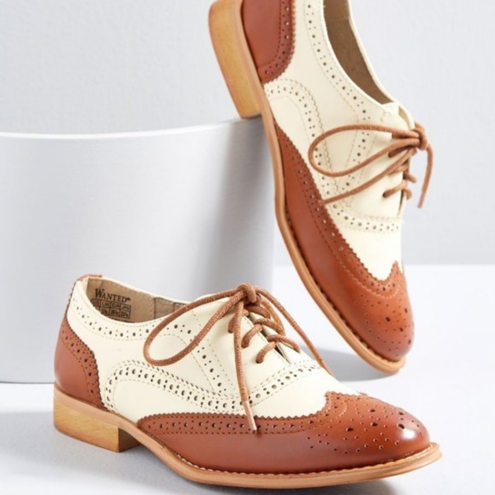 New Modcloth Brown and White Oxford Shoes fits size 7.5 (tag is 8)